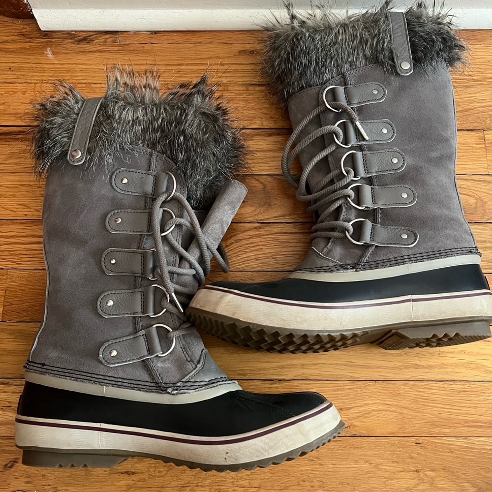 Women's Gray and Black Fur-Lined Boots - Picture 3 of 3